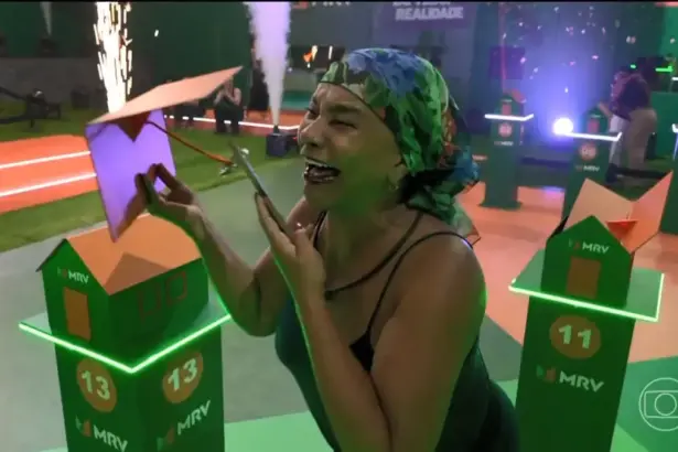 Solange Couto olha para chave simbólica do apartamento e cai no choro desesperada ao vencer dinâmica na área externa do BBB 26