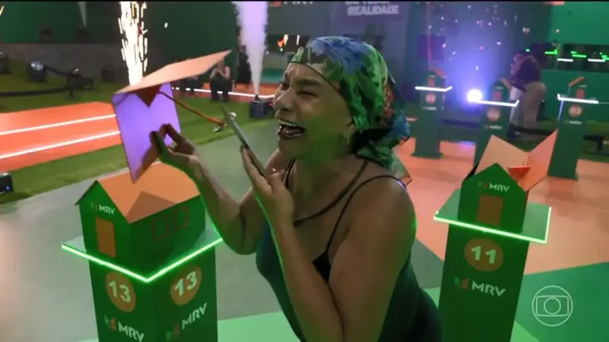 Solange Couto olha para chave simbólica do apartamento e cai no choro desesperada ao vencer dinâmica na área externa do BBB 26