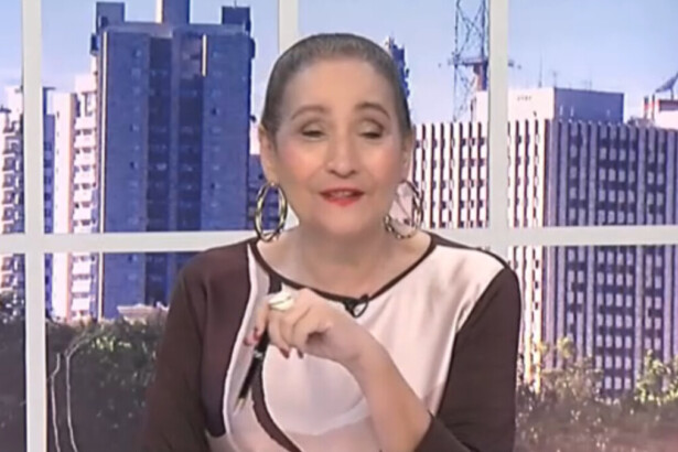 Sonia Abrão na bancada do A Tarde é Sua