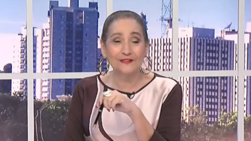 Sonia Abrão na bancada do A Tarde é Sua