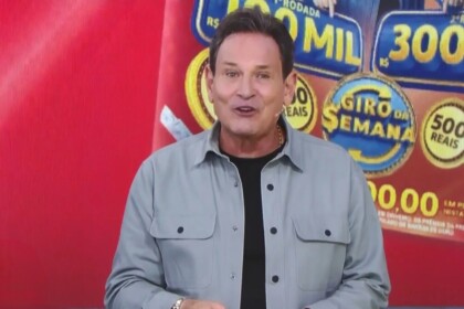 Luis Ricardo sorrindo em frente ao telão que mostra o bilhete vermelho da Tele Sena Semanal edição 95