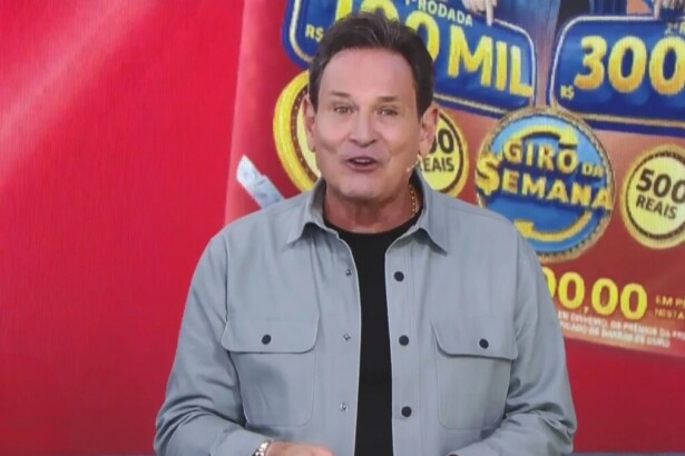 Luis Ricardo sorrindo em frente ao telão que mostra o bilhete vermelho da Tele Sena Semanal edição 95