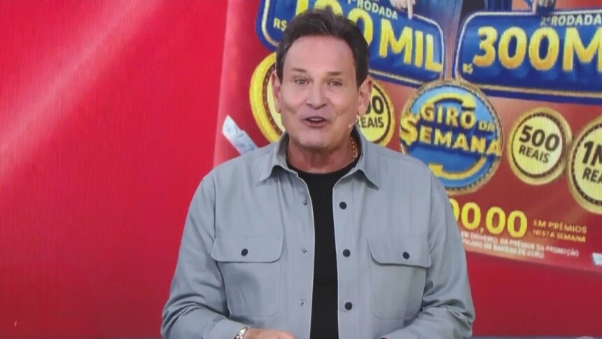 Luis Ricardo sorrindo em frente ao telão que mostra o bilhete vermelho da Tele Sena Semanal edição 95
