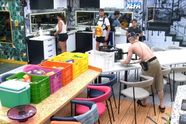 Participantes do BBB 26 olha as caixas com a comida retirada do Tá Com Nada