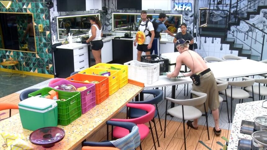 Participantes do BBB 26 olha as caixas com a comida retirada do Tá Com Nada