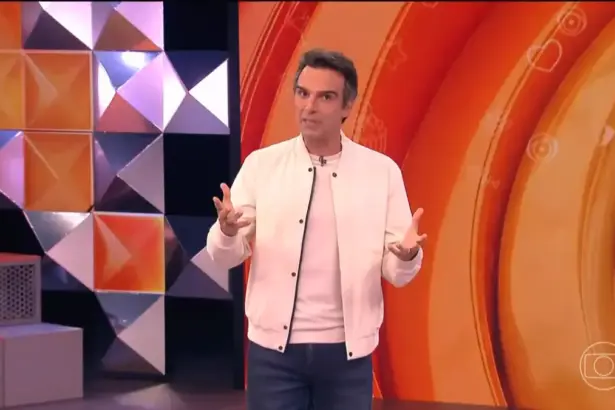 Tadeu Schmidt no estúdio do BBB 26 falando do Paredão Falso