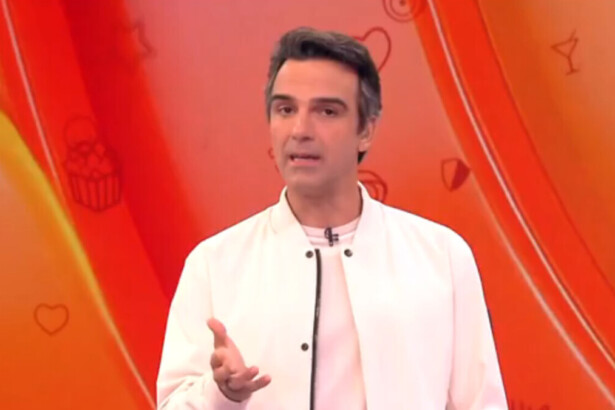 Tadeu Schmidt no cenário do BBB 26