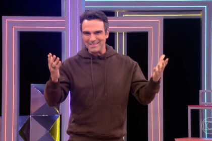Tadeu Schmidt explicando a Dinâmica da Semana no BBB 26