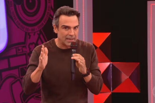 Tadeu Schmidt, assustado, anunciando as novas regras do Paredão Falso do BBB 26