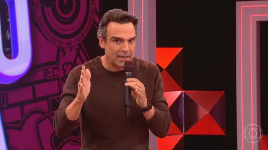 Tadeu Schmidt, assustado, anunciando as novas regras do Paredão Falso do BBB 26