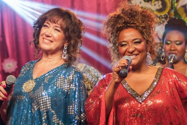 Lilia Cabral e outra atriz em trecho do filme Tire 5 Cartas