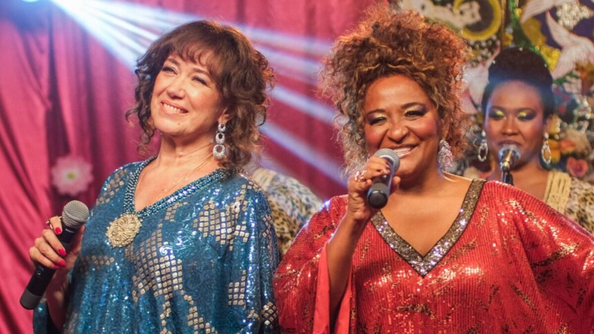 Lilia Cabral e outra atriz em trecho do filme Tire 5 Cartas