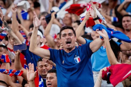 Torcedores do Fortaleza celebrando no Estádio Castelão