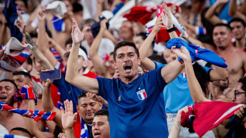 Torcedores do Fortaleza celebrando no Estádio Castelão