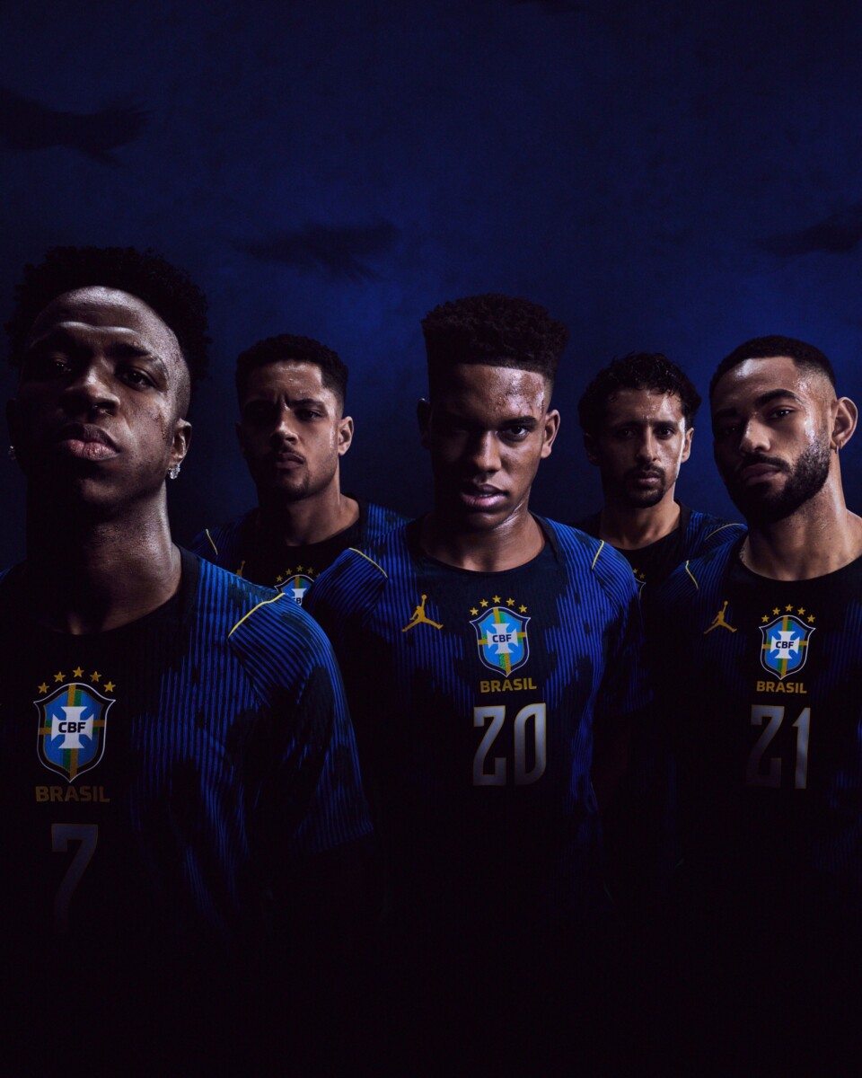 Jogadores vestem a nova camisa azul da seleção brasileira