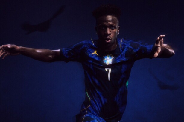 Vini Junior veste a nova camisa da seleção brasileira