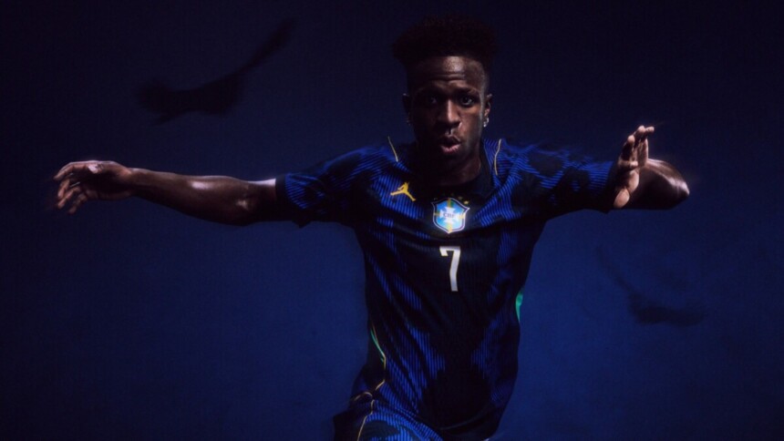 Vini Junior veste a nova camisa da seleção brasileira
