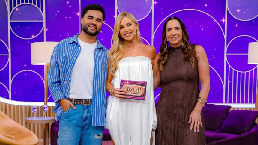 Virginia Fonseca, Lucas Guedez e Margareth Serrão no cenário do Sabadou
