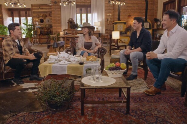 Daniel sentado em uma poltrona conversando com Sula Miranda e Hugo Pena & Gabriel no ‘Viver Sertanejo’ deste domingo, 15