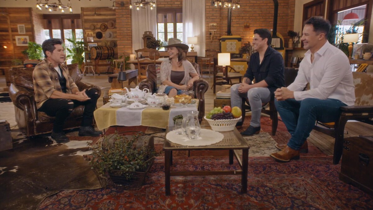 Daniel sentado em uma poltrona conversando com Sula Miranda e Hugo Pena & Gabriel no ‘Viver Sertanejo’ deste domingo, 15