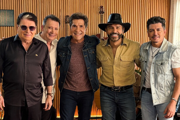 Gilberto & Gilmar, Daniel e Zé Henrique & Gabriel na sala do estúdio do programa Viver Sertanejo. Todos estão abraçados e em pé sorridentes