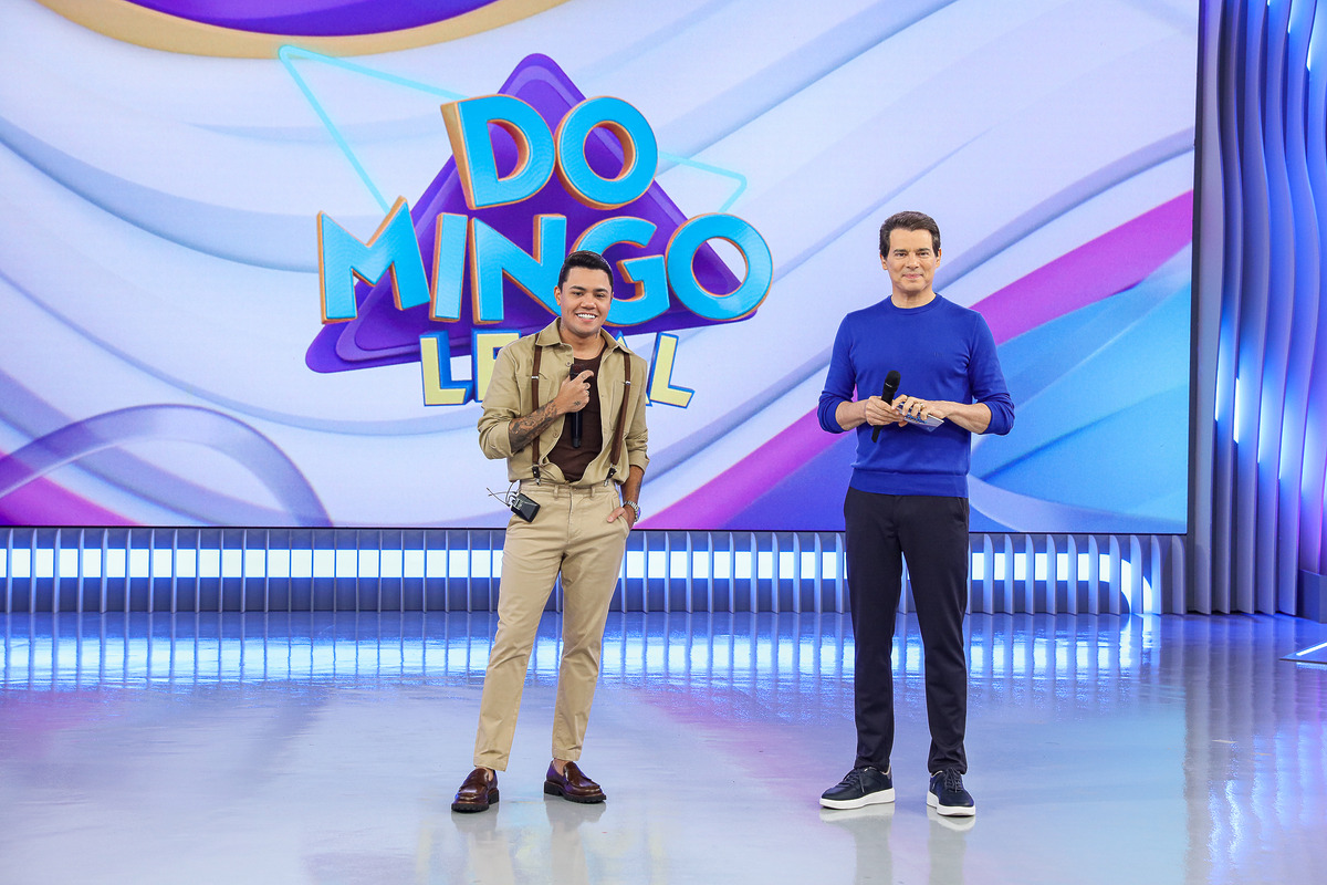 Felipe Araújo e Celso Portiolli lado a lado olhando para o retorno no es´tudio