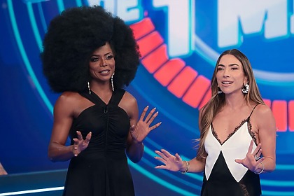 Adriana Bombom e Patricia Abravanel no cenário do Nada Além de 1 Minuto – Celebridades no Programa Silvio Santos