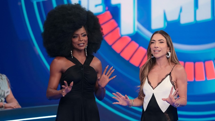 Adriana Bombom e Patricia Abravanel no cenário do Nada Além de 1 Minuto – Celebridades no Programa Silvio Santos