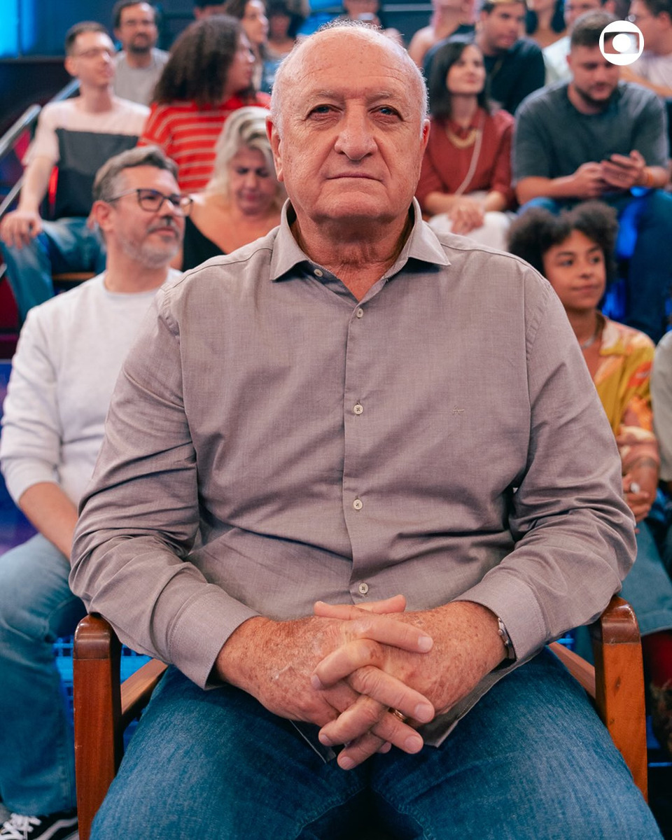 Felipão com semblante sério sentado no Altas Horas