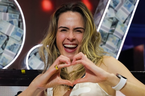 Ana Paual Renault faz coraçãozinho com as mãos e celebra vitória no palco do BBB 26