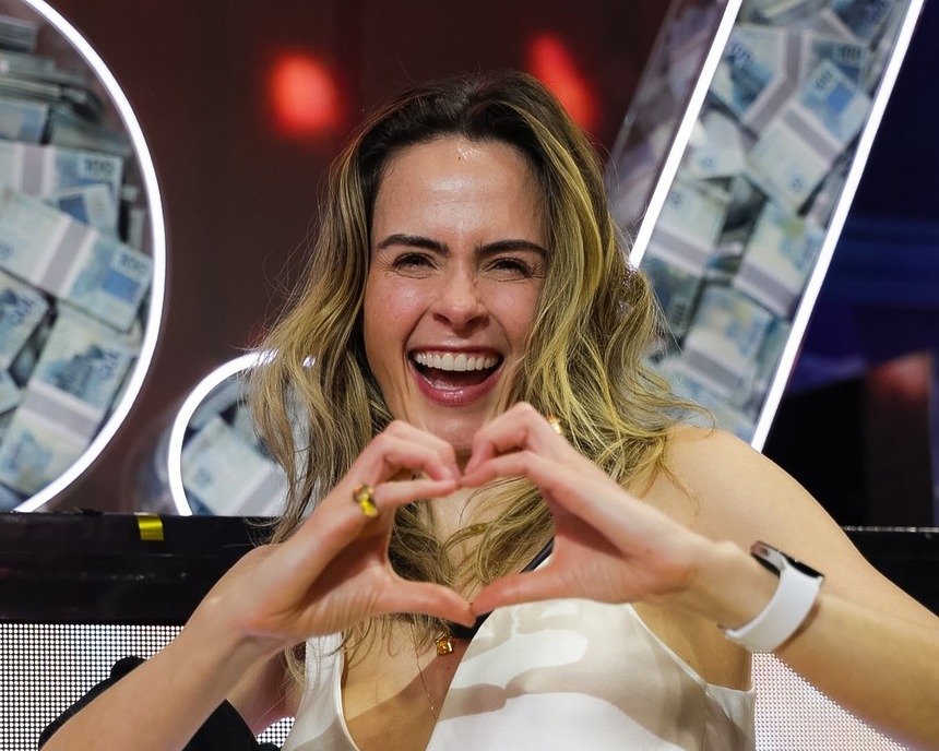 Ana Paual Renault faz coraçãozinho com as mãos e celebra vitória no palco do BBB 26
