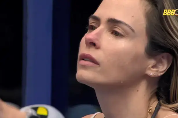 Ana Paula Renault em lágrimas olhando para Juliano Floss no quarto do BBB 26