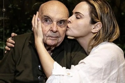 Ana Paula Renault dando um beijo no rosto do pai, já idoso, em foto posada