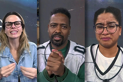 Ana Paula, Leandro e Milena chorando ao pedirem votos em pé no centro do cenário da Prova do Finalista do BBB 26 no último Paredão