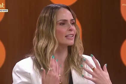 Ana Paula Renault emocionada no sofá do Saia Justa
