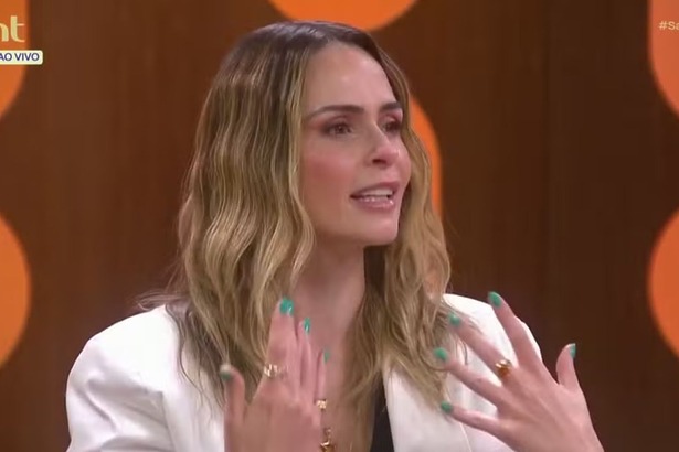 Ana Paula Renault emocionada no sofá do Saia Justa