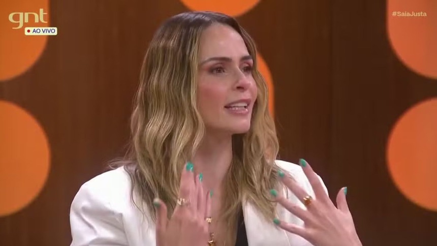 Ana Paula Renault emocionada no sofá do Saia Justa