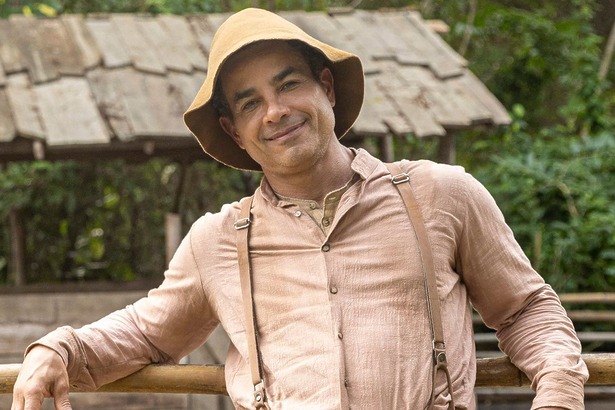 Anderson Di Rizzi, como Zé dos Porcos, na novela Êta Mundo Melhor