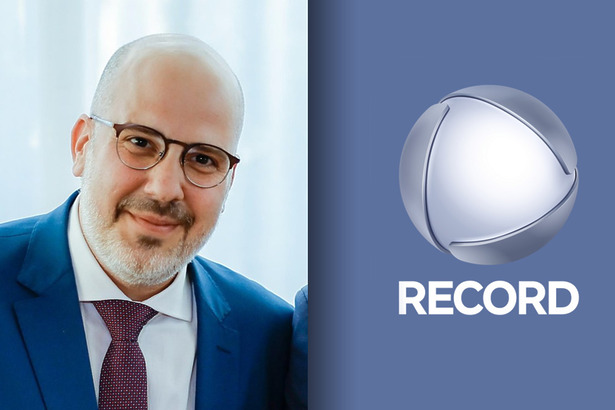 Andre Basbaum sorridente de terno e gravata ao lado do logo da RECORD