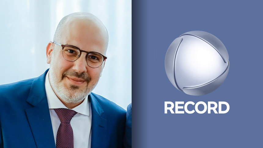 Andre Basbaum sorridente de terno e gravata ao lado do logo da RECORD