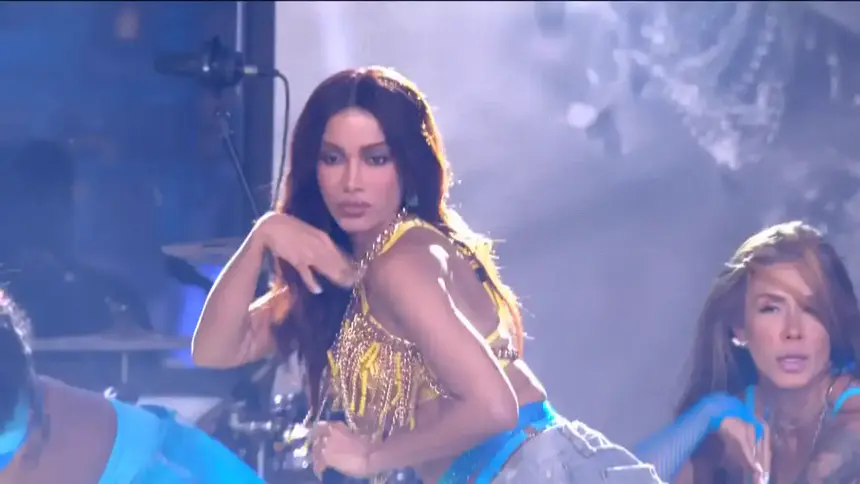 Anitta faz carão no palco do Domingão com Huck