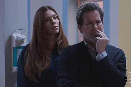 Ferette (Murilo Benício) e Arminda (Grazi Massafera) em capítulo da novela Três Graças
