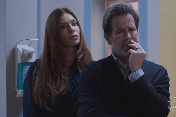 Ferette (Murilo Benício) e Arminda (Grazi Massafera) em capítulo da novela Três Graças