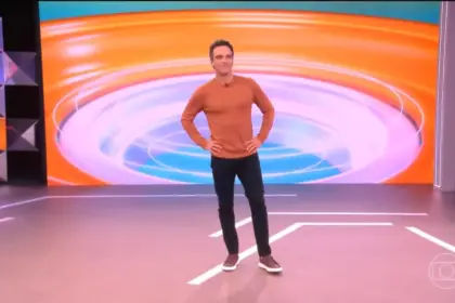 Tadeu Schmidt em pé no centro do cenário do BBB 26