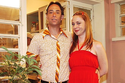 Bebel (Guta Stresser) e Agostinho (Pedro Cardoso) em trecho de cena de A Grande Família