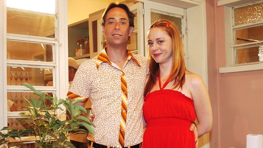 Bebel (Guta Stresser) e Agostinho (Pedro Cardoso) em trecho de cena de A Grande Família