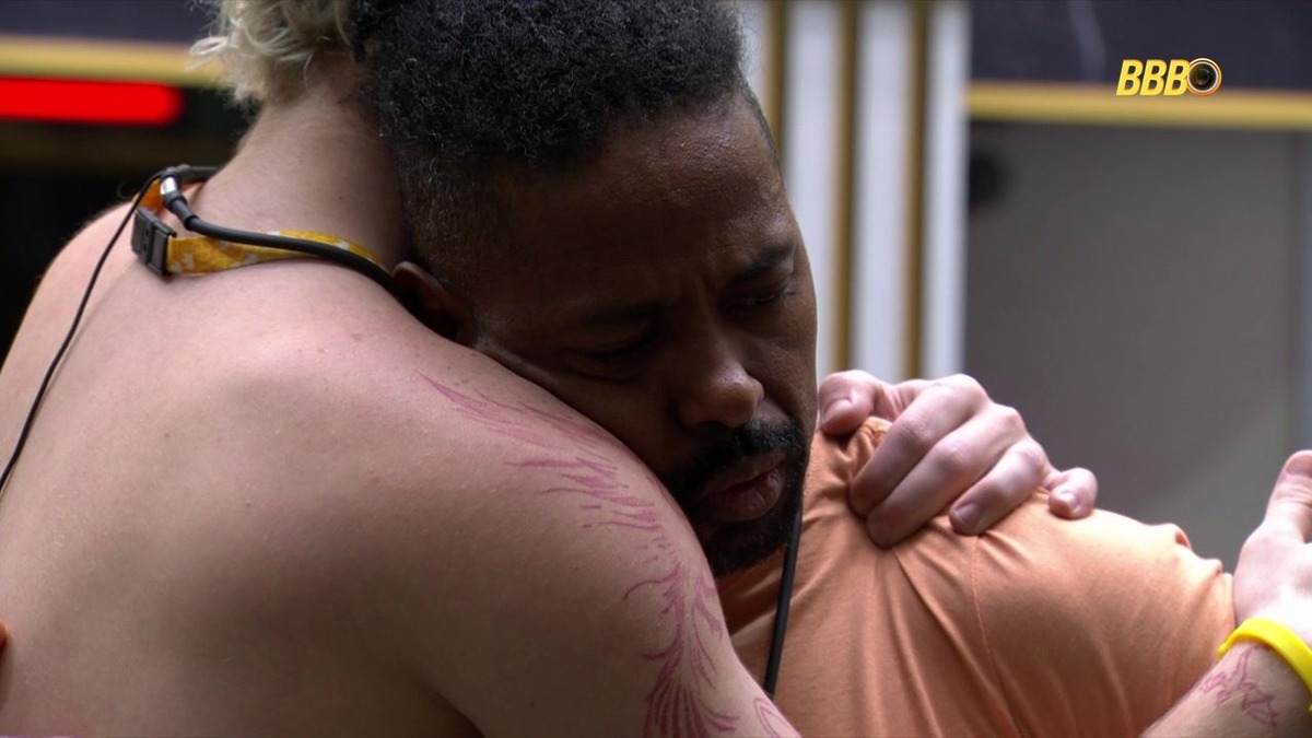 Juliano abraça Leandro Boneco que passa mal na sala do BBB 26