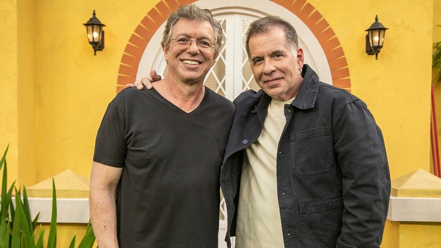 Boninho e Hassum em foto posada, em frente uma das casas, na coletiva da Casa do Patrão
