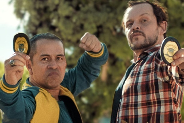 Bruceuilis (Edmilson Filho) e Trindade (Matheus Nachtergaele) em trecho do filme Cabras da Peste