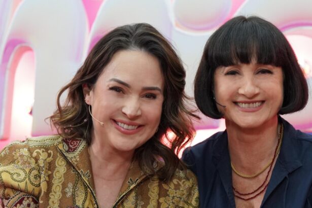 Gabriela Duarte e Zezé Polessa lado a lado, sorridentes, no palco do Caldeirão com Mion